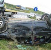 Мъж се преобърна с колата си край Бяла!
