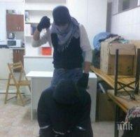 Зловещо! Ученици въртят ножове като джихадисти! (снимки)
