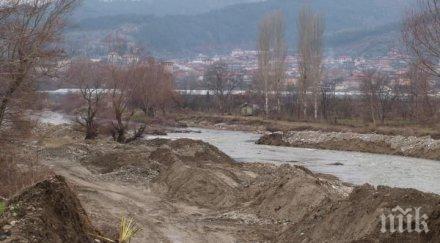 младежи правят уборка рупите