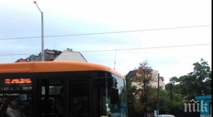 ексклузивно наглост центъра софия автобус тръгна трамвайните релси избяга задръстване снимки