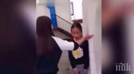 агресивна годишна зверски преби момиче видео