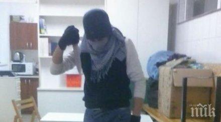 зловещо ученици въртят ножове джихадисти снимки