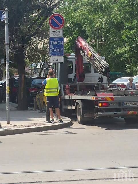 Интернет закипя! Непознат плати Синята зона на жена, за да не ѝ вдигнат колата, остави бележка (снимка)