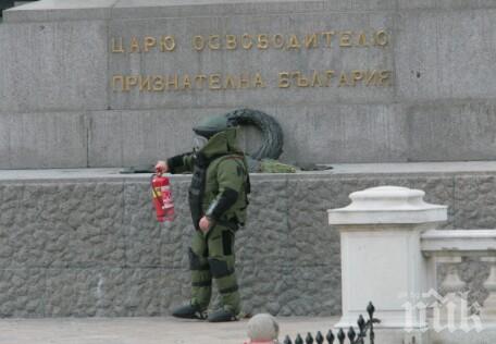 Сапьор отнесе „бомбата“ пред парламента (уникални снимки)