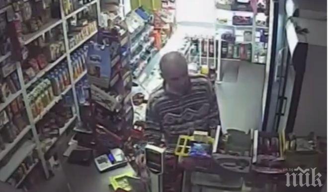 Невиждана наглост! Общински охранител краде лотарийни билети от магазин, докато собственикът му прави кафе (видео)