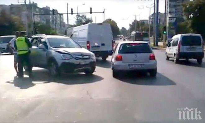 Две коли се чукнаха на кръстовище в Сливен
