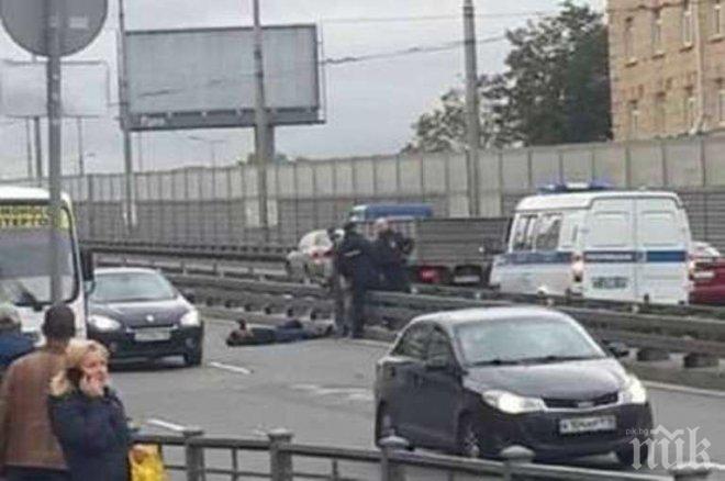 Шофьор на маршрутка изхвърча от мястото си в движение
