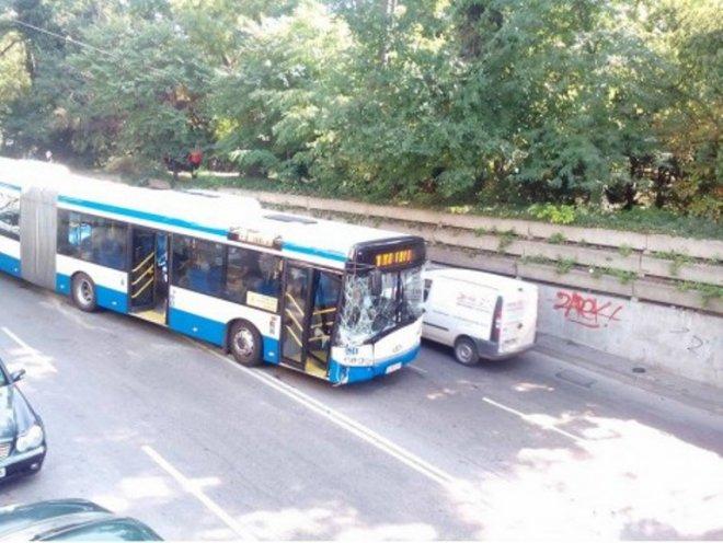 Отново кръв на пътя! Автобус помете пешеходец във Варна
