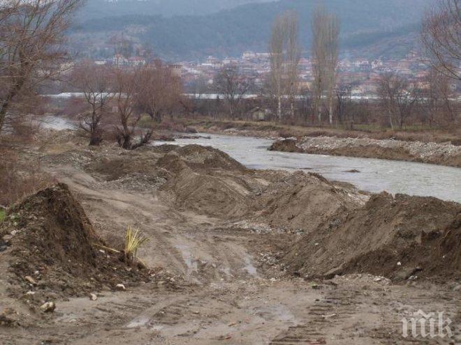 Младежи правят уборка в Рупите