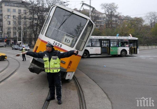 По две катастрофи на ден с градския транспорт в столицата
