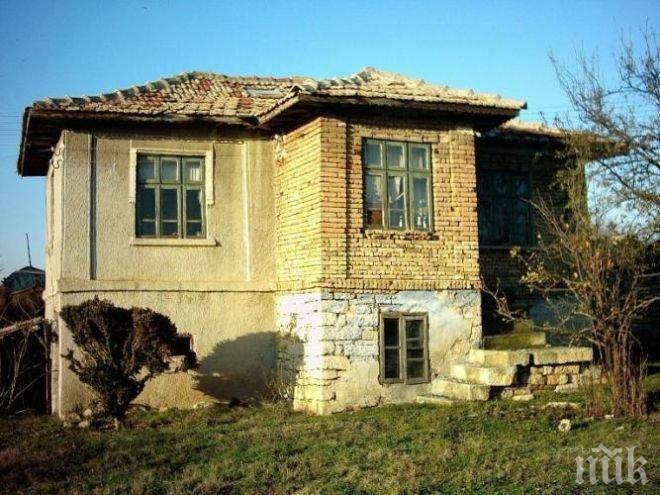 Задържаха мними работници, предложили на баба да ремонтират къщата й
