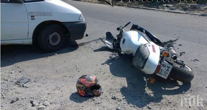 Нов кошмар на пътя! Автомобил отнесе моторист в Пловдив, шофьорът избяга
