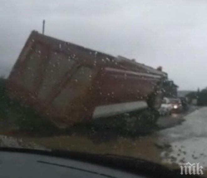 Резил! Камион потъна в нов асфалт (видео)

