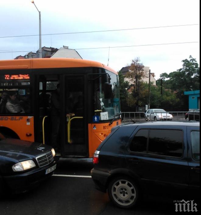 ЕКСКЛУЗИВНО! Наглост в центъра на София! Автобус 72 тръгна по трамвайните релси, за да избяга от задръстване (снимки)