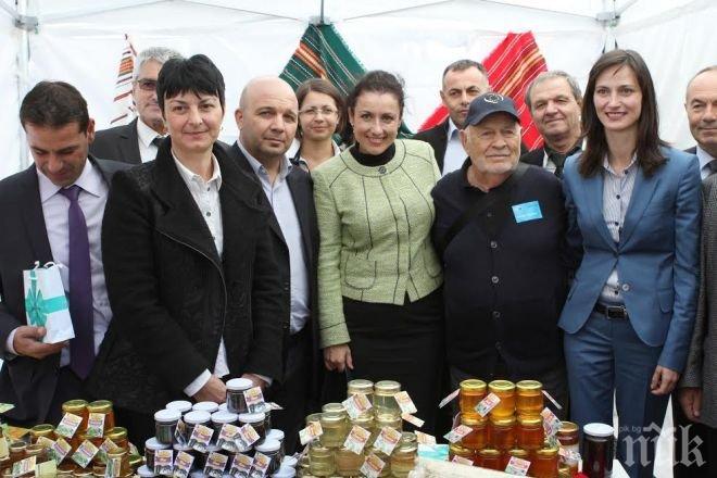 Мария Габриел и министърът на МЗХ Десислава Танева откриха Европейската седмица на пчелите и опрашването в Европейския парламент 