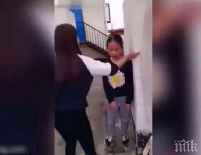 Агресивна 14-годишна зверски преби малко момиче (видео)
