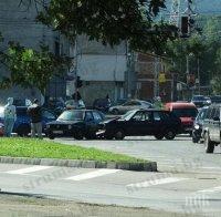 Катастрофа на светофар в Перник. Кола мина на червено и се заби в друга