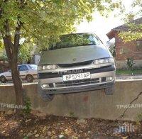 Куриоз! Мъртво пиян заспа зад волана - паркира във въздуха (снимки)