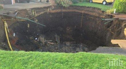 гигантска дупка зейна улица британски град