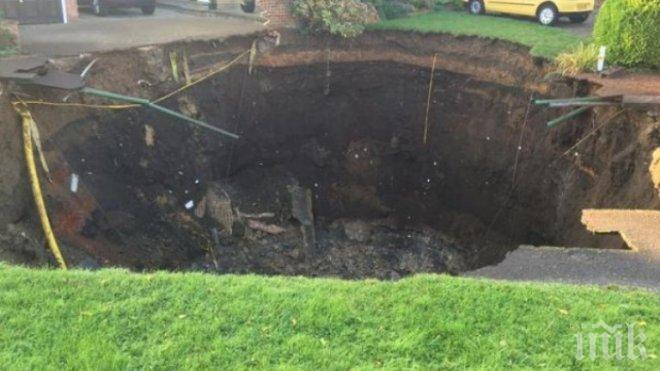 Гигантска дупка зейна на улица в британски град
