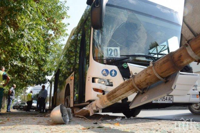 Касапница! 12 загинаха след удар на автобус в спирка в Анкара (обновена)