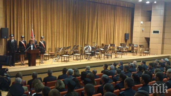 Фандъкова пред курсантите на МВР: 2/3 от състава на Общинска полиция са млади хора