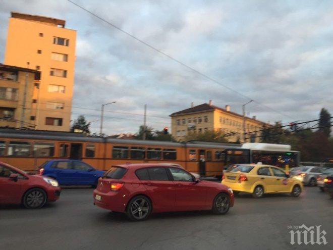 Тежка катастрофа в София! Трамвай преряза автобус на две! Петима души са ранени! (обновена)
