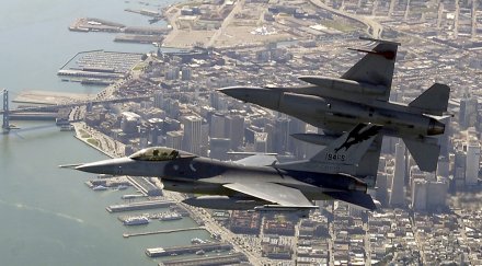 държавата купува бойни самолета