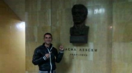 отвратително младеж гаври левски показва среден пръст