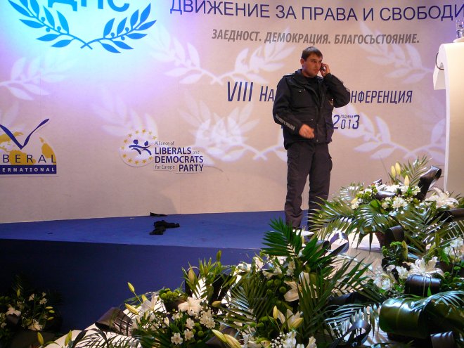 Изпразниха залата на атентата