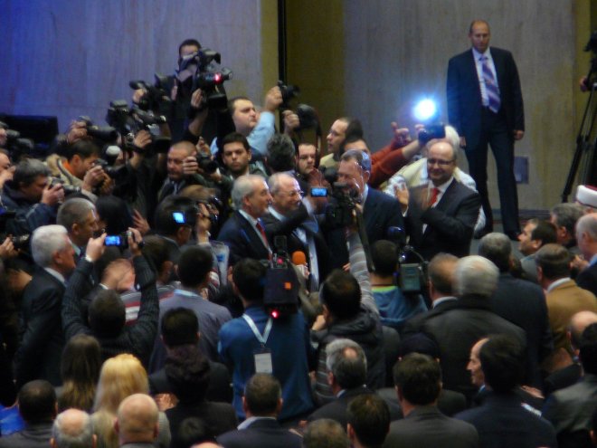 Посрещнаха Доган с бурни аплодисменти