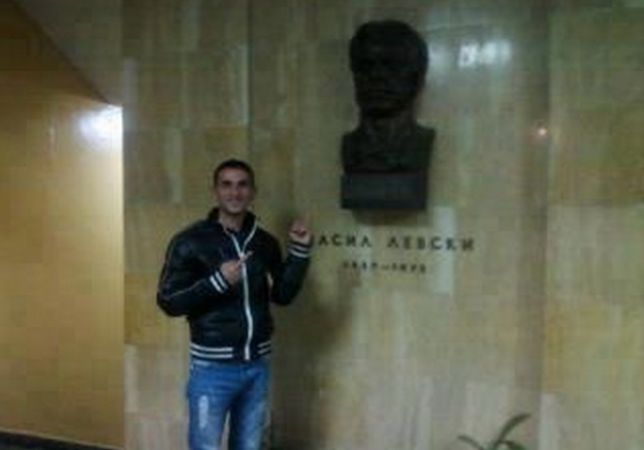 ОТВРАТИТЕЛНО: Младеж се гаври с Левски, показва му среден пръст
