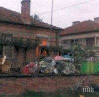Жена превърна къщата си в бургаското село Маринка в истинско сметище (снимки)
