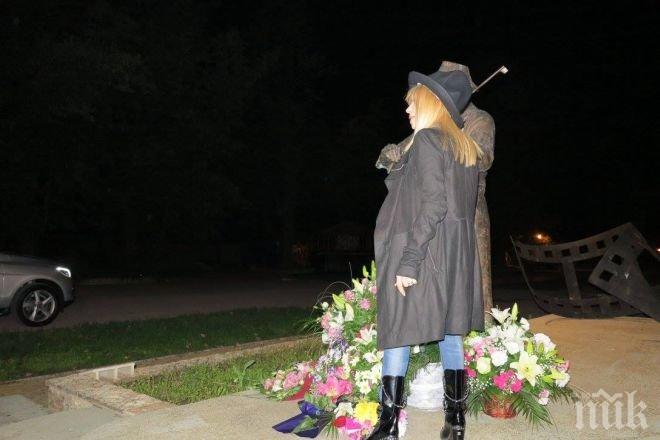 Фотобомба! Лили Иванова поднесе цветя пред паметника на Тодор Колев в Шумен (снимки)
