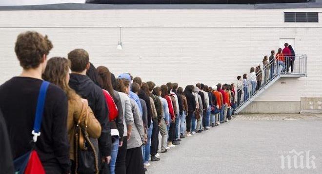 Чакането като професия: Нюйоркчанин изкарва по 1000 долара седмично от висене на опашки