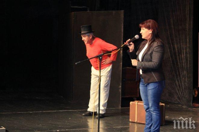 Цвета Караянчева зарадва над 300 деца с куклено представление (снимки)
