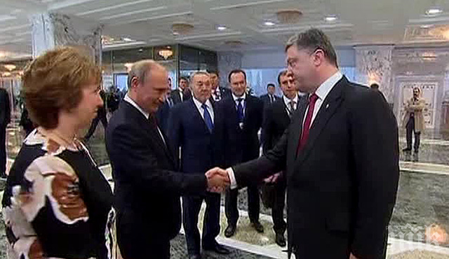 Оланд публикува в Инстаграм снимка на ръкуващите се Путин и Порошенко 