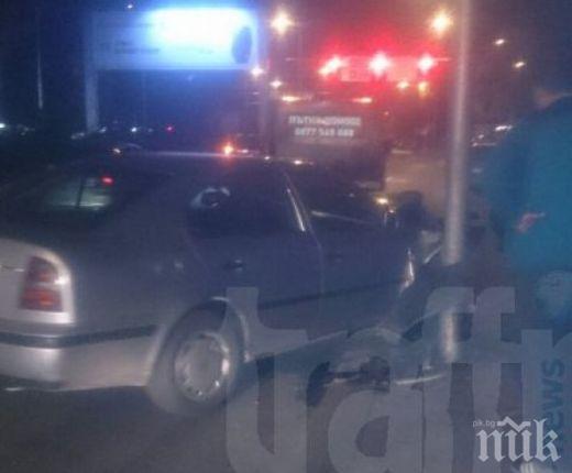 Кола едва не мина през детска площадка, заби се в стълб