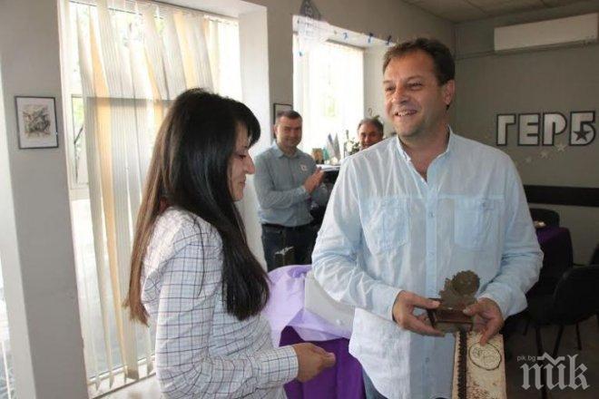 Даниел Панов е носител на годишния приз „Мисия татко“ на фондация „Искам бебе“
