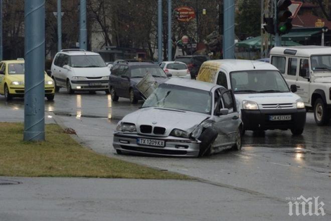 Страшно автомеле във Варна! Няколко коли са се сблъскали на светофар (обновена)