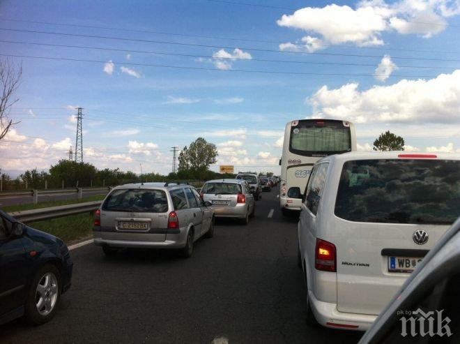 ЕКСКЛУЗИВНО! Шок на магистрала Тракия. Полицията насочва шофьори в насрещното платно! (видео)

