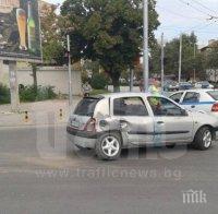 Лек автомобил и джип се удариха на опасно пловдивско кръстовище! Двама са в болница


