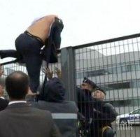 Разгневени служители линчуваха шеф на 