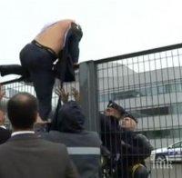 Куриоз! Шефове на „Еър Франс” бягат панически с разкъсани дрехи от разярена тълпа (видео)
