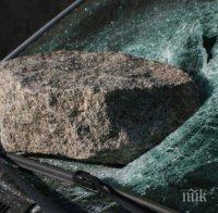 Тежък инцидент! Кола се заби в скали край Кресненското дефиле и избухна