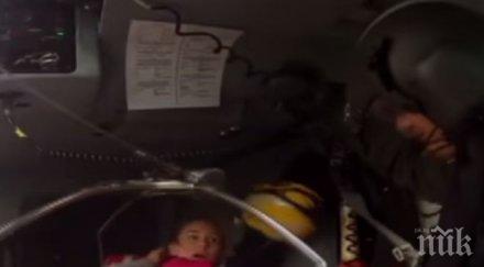 кино спасиха майка бебе покрива наводнена сграда видео
