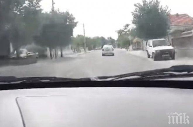 Патрулка хвърчи по оживен булевард в Раковски без видима причина! (видео)
