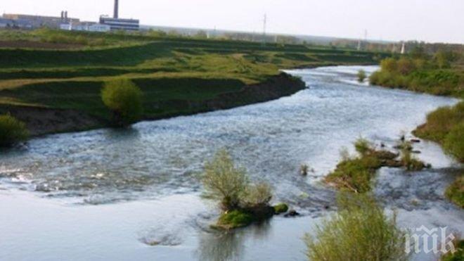 Почистват коритото на река Въча край Кричим