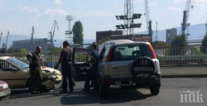 Два джипа се нацепиха на булевард в Бургас (снимки)