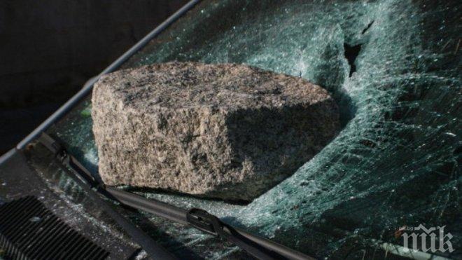 Тежък инцидент! Кола се заби в скали край Кресненското дефиле и избухна
